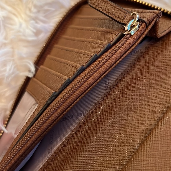 Michale Kors wristlet - Picture 5 of 7